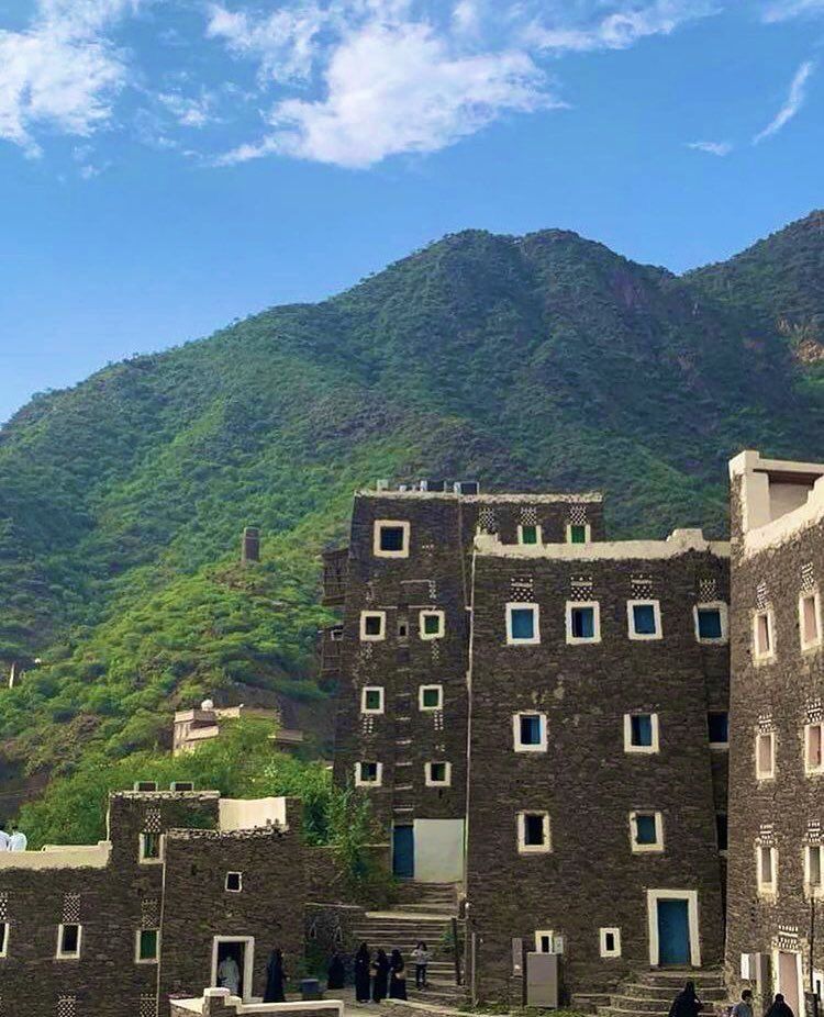 inSaudi's tweet photo. وزير السياحة يعلن: 

تم تحقيق هدف رؤية 2030 🇸🇦بنجاح ، حيث بلغ إجمالي عدد السياح في العام الماضي 100 مليون، ليكون من بينهم 27 مليون سائح من الخارج و77 مليون محليًا . 

وقد ذكر عن العمل حاليا تحت إشراف سمو ولي العهد على استراتيجية جديدة لتحقيق الهدف المستقبلي المحدد بـ 150 مليون سائح.