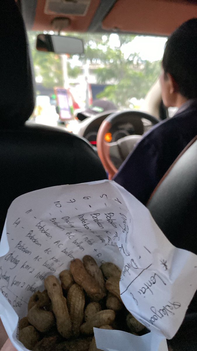 The grab driver suddenly bought me peanuts from the road

5 ⭐️