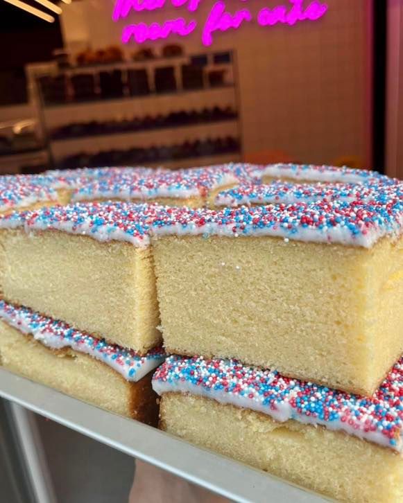 EatsShrewsbury's tweet photo. Throwing it back to a time when WiFi was weak but cake game was strong! 🍰 #OldSchoolSponge on the counter day 😋 #CrystalsCupcakes #GetItWhileYouCan 🏃♀️
Delivery in as little as 30 mins 🚗💨
🤳 Tap to order
🤑 No minimum spends
#shrewsburyfood #takeaway #Cake #Shrewsbury https://t.co/L6EgecAWOx