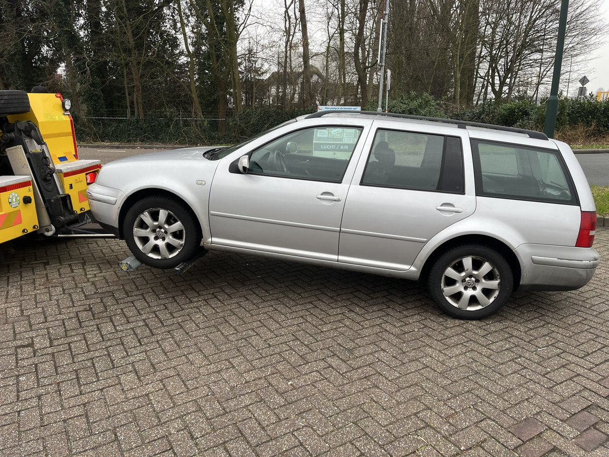Teamverkeerob's tweet photo. Dit omdat zijn rijbewijs in Polen door de politie was ingevorderd nav een grove snelheidsovertreding. Zijn personenauto is in beslag genomen en voor alle feiten is PV opgemaakt. De bestuurder heeft afstand getekend van zijn voertuig, deze vernietigd zal worden. #CVOM https://t.co/dErRE9ROrE