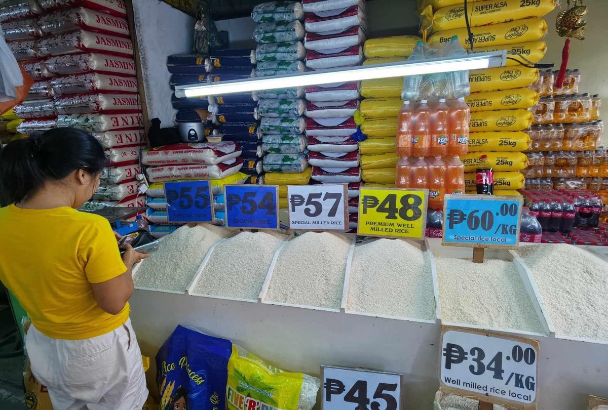 dencorrales's tweet photo. @Zeus49297857 @AlexBNFC Yan po presyohan ng bigas ngayon kakabili lang kanina. May 30+ pa ring well milled local rice. Meron pa ngang areas na may NFA rice pa na binebenta ng 20+ depende kung saan lugar. Wag tayo puro ngawa. https://t.co/gbv974u9Fm
