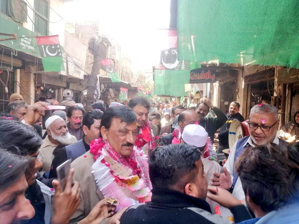 TasneemQureshii's tweet photo. سرگودھا: تسنیم احمد قریشی
سابق وزیر مملکت/ پاکستان پیپلزپارٹی کے نامزد امیدوار برائے قومی اسمبلی حلقہ NA-84 کی عام انتخابات کے حوالے سے ٹریکٹر مارکیٹ پہنچنے پر تاجر برادری کی جانب سے والہانہ استقبال
#Sargodha
#NA_84
#VoteForTeer
#Elections2024 https://t.co/b4r5SQErwM