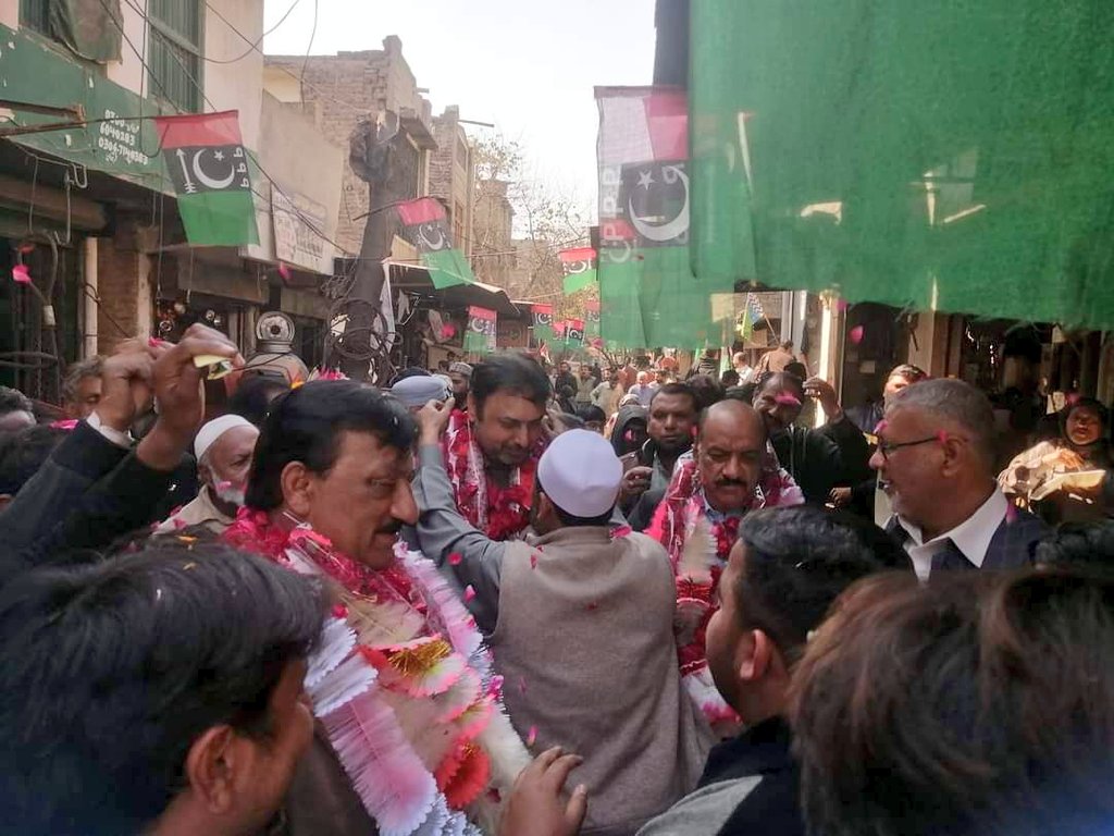 TasneemQureshii's tweet photo. سرگودھا: تسنیم احمد قریشی
سابق وزیر مملکت/ پاکستان پیپلزپارٹی کے نامزد امیدوار برائے قومی اسمبلی حلقہ NA-84 کی عام انتخابات کے حوالے سے ٹریکٹر مارکیٹ پہنچنے پر تاجر برادری کی جانب سے والہانہ استقبال
#Sargodha
#NA_84
#VoteForTeer
#Elections2024 https://t.co/b4r5SQErwM
