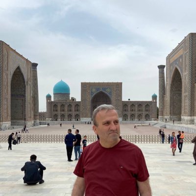 #YeniProfilResmi 6 Şubat’ı 1. yıl dönümü. Depremden etkilenen vatandaşlarımıza kalıcı evleri dağıtılmaya başlandı. Halkımızın maruz kaldığı felakete sevinen bir Fransız’ın “Türkiye’yi yıkmak için tanka topa gerek yok” mesajını veren karikatürü üzerine koyduğum profili değiştirdim