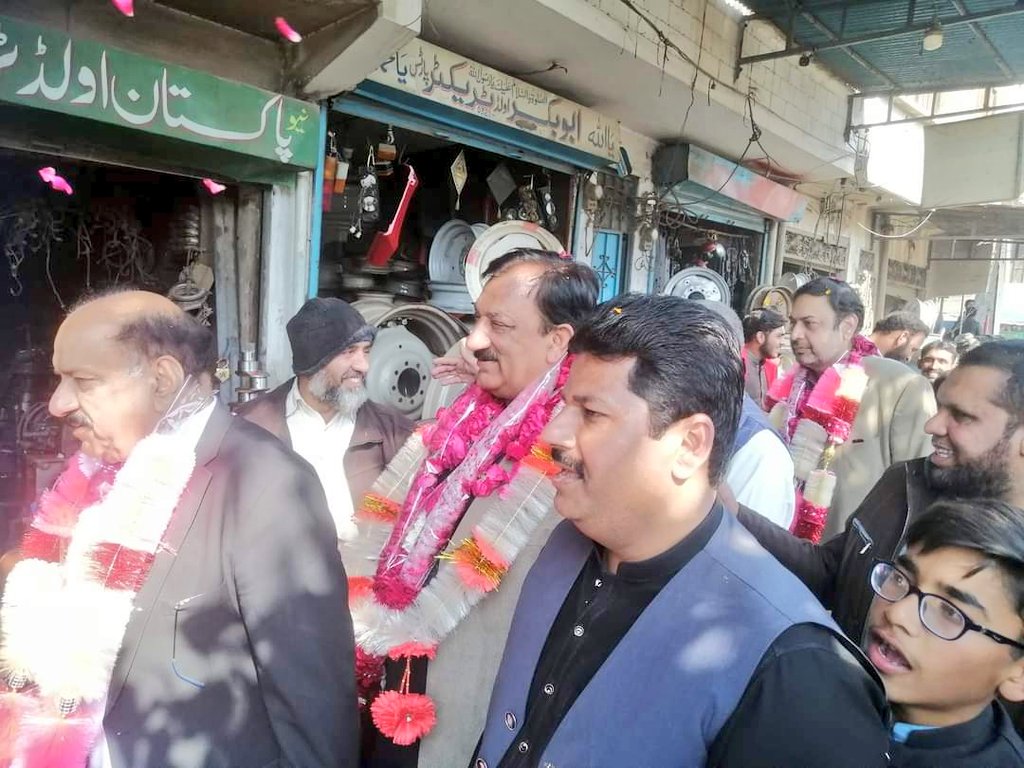 TasneemQureshii's tweet photo. سرگودھا: تسنیم احمد قریشی
سابق وزیر مملکت/ پاکستان پیپلزپارٹی کے نامزد امیدوار برائے قومی اسمبلی حلقہ NA-84 کی عام انتخابات کے حوالے سے ٹریکٹر مارکیٹ پہنچنے پر تاجر برادری کی جانب سے والہانہ استقبال
#Sargodha
#NA_84
#VoteForTeer
#Elections2024 https://t.co/b4r5SQErwM