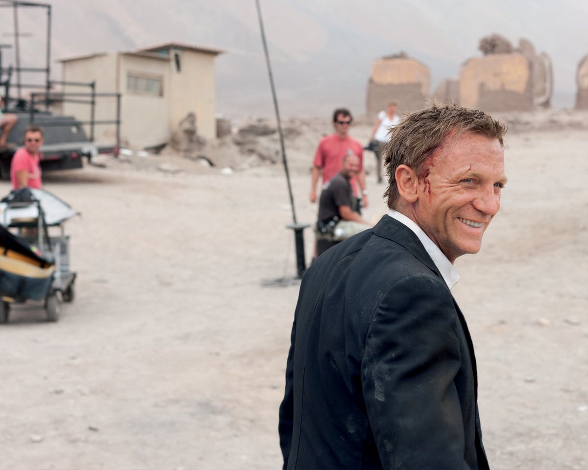 Daniel Craig on set between takes during the filming of QUANTUM OF SOLACE’s Bolivian desert scenes shot in Chile.