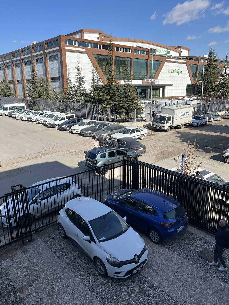 imdemir_'s tweet photo. @mavimasa selamlar Macun mahallesi 195. Cadde ve 198. Cadde kesişiminde her hafta mutlaka 1/2 kaza oluyor daha öncede yazdık ancak hız kuralları vs gibi sebeplerden buraya bir önlem alınmadı illa ölümlü bir kaza mı olması lazım kaza yapan arabalarda milli servet acil çözüm https://t.co/9FqMv3UYUV