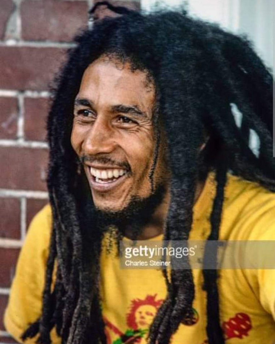 Un día como hoy, pero en 1945, nacía en Nine Mile Jamaica,
Robert Nesta Marley conocido como Bob Marley. ESTA DE FIESTA EL REGGAE!!! 🎁🎂🥳🎊🎉🤗😘🍷
