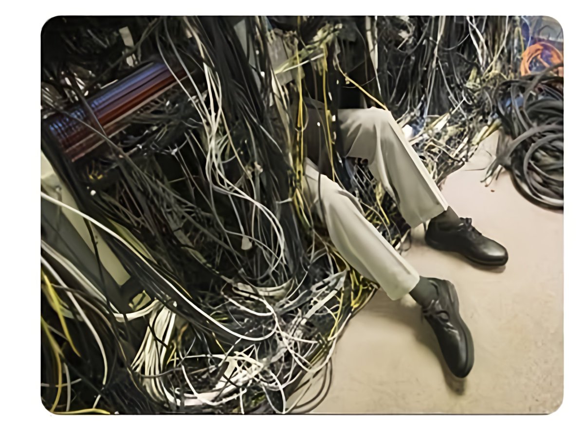 KawaiFarm's tweet photo. Devs trying to find the reason behind $Sol outage👨‍💻

#Sol #Solana https://t.co/gOs5zqfXoM