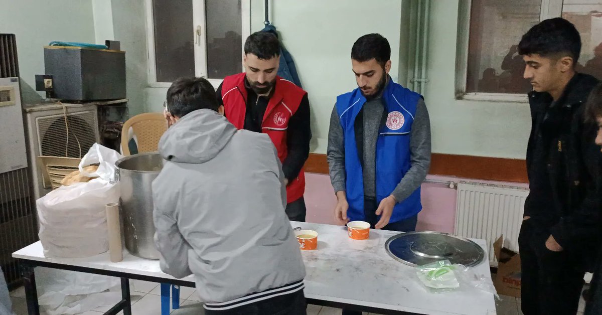 Kahramanmaraş merkezli depremde hayatını kaybeden vatandaşlarımız için gençlerimizle MerkezCamii de biraraya geldik.Kur'an tilaveti ve namazın ardından camii cemaatine çorba ikramında bulunduk.
Bu vesileyle depremde hayatını kaybedenlere rahmet yakınlarına başsağlığı diliyoruz🤲
