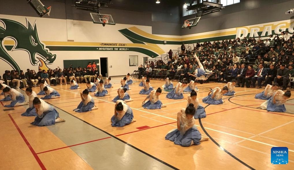 ChinaEmbinCH's tweet photo. Art troupe of High School Affiliated to Renmin University of China presented art performances and had exchanges with US students &amp; teachers during a visit to a school in LA on Mon.

The troupe will also visit US cities of Minneapolis, Muscatine, Chicago.
https://t.co/GXvJ6J7l3o https://t.co/71pLbkwoFh