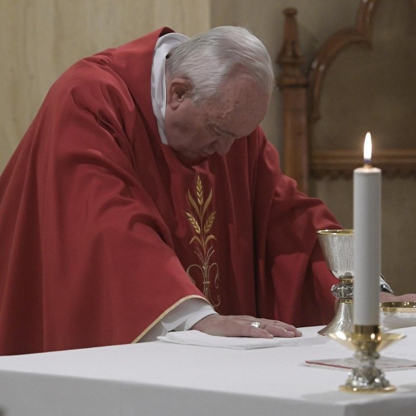 vaticannews_pt's tweet photo. "A distância entre o dizer e o fazer. É este o perigo a que devemos estar atentos: a duplicidade de coração. Irmãos e irmãs, aceitando esta advertência de Jesus, perguntemo-nos: procuramos praticar o que pregamos, ou vivemos na duplicidade?" 

#PapaFrancisco #EvangelhodeHoje https://t.co/svK8Ilhu8A