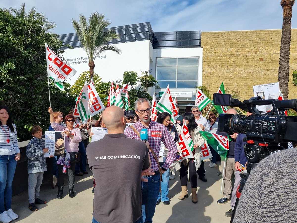 fscCCOOma's tweet photo. Continuamos en la concentración de Cio Mijas.

@AndaluciaJunta  @ccoomalaga  @Comunica_FSCA https://t.co/57QCYfI6Sh
