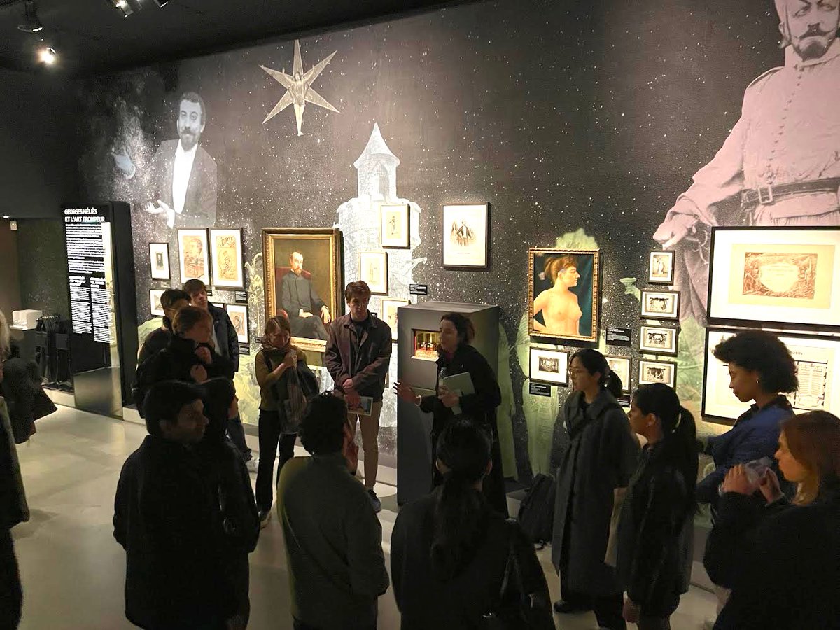 InterkulturFR's tweet photo. Découverte cinématographique avec les étudiants de l'Univ. de Chicago à la Cinémathèque Française 🎥✨! Focus sur l'héritage de Méliès, source d'inspiration pour Cameron et Burton. Merci @UChicago! Plus sur https://t.co/VdWIYTK1AD #Cinema #GeorgesMéliès #UniversiteDeChicago" https://t.co/UF82wCvUPw