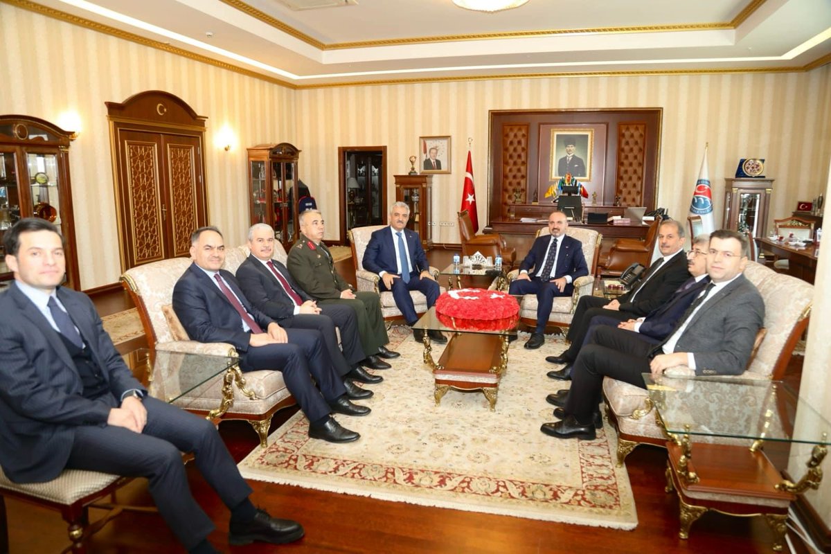 Bugün, köklü tarihinin yanında, bizzat kadın, çocuk, yaşlı insanların el emeğiyle üretilmiş silah ve mühimmatlarla Kurtuluş Savaşı’ndaki en büyük imzalardan birinin sahibi olan ve bugün hala savunma  sanayimizde önemli bir yere sahip olan #Kırıkkale’de, Valimiz Mehmet Makas'ı