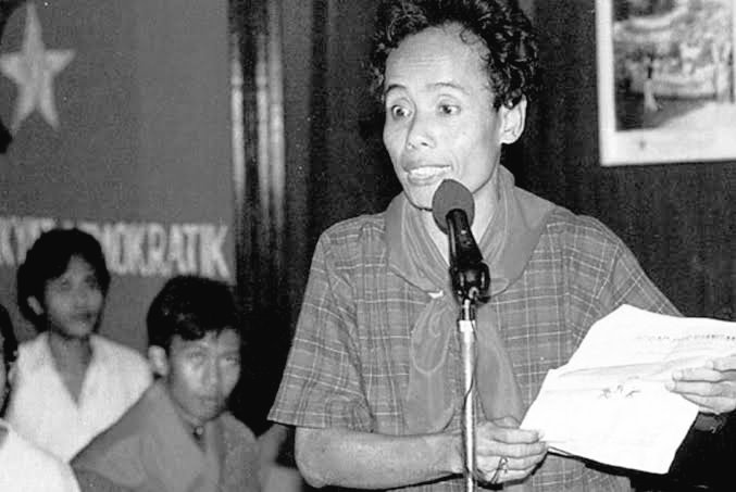 BukuProgresif's tweet photo. "Jika rakyat pergi,
Ketika penguasa pidato,
Kita harus hati-hati,
Barangkali mereka putus asa

Bila rakyat berani mengeluh,
Itu artinya sudah gawat,
Dan bila omongan penguasa,
Tidak boleh dibantah,
Kebenaran pasti terancam"

— Widji Thukul https://t.co/1ioJdudnv6