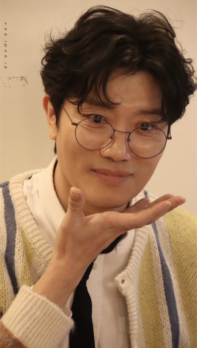 sun_han_n's tweet photo. 이게 55살의 애교다 https://t.co/L9RbPZM9pR