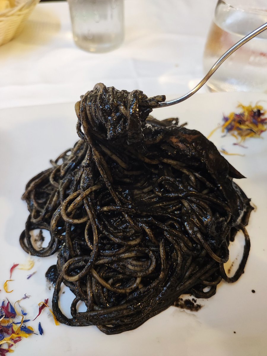yoshi_shimamura's tweet photo. ヴェネツィア国際映画祭💡

ヴェネツィア名物と言えば、イカ墨パスタ🍝

今回は、狭い路地にひっそりと佇んでいる
【トラットリア アッラ マドンナ】さんにお邪魔しました😄

トラットリア アッラ マドンナさんは、イカ墨パスタ発祥のお店として知られているのです。

トラットリア アッラ マドンナさんのイカ墨パスタは、ボクの大好きな二郎系ラーメンを5杯食べることができる値段でしたが、それでも行く価値があると思うレベルの味でした😍

トラットリア アッラ マドンナさん、ご馳走様でした🙇‍♂️

━━━━━━━━━━━━

ボクは16歳で社会に飛び出しました🏃=͟͟͞͞
何の取柄もない平凡なボクなのですが、【あること】に集中することによって、こんな感じになりました💡
↓↓↓

■
映画プロデューサー🎥
ワールドセールスを狙った作品を作り続け、1作目・2作目共に、国際映画祭で受賞しました。

■
オリコン様・テレ東様を含む6社の大株主です💰
大株主になっている銘柄で約25億円くらいの評価額です。
※
2023年7月16日時点

https://t.co/Aprt275dT6

https://t.co/FLFjwVywWI

■
約2,000坪の土地を所有しています。
サッカーコート1面くらいですね⚽️
https://t.co/5ozXwt1MlP
※
2023年7月16日時点

■
書籍を出版したら Amazon総合2位！
Amazon3部門で1位！
全国の書店30店舗以上で1位になりました。https://t.co/JNfAOi9T8a

■
下記の書籍で大株主としてのインタビュー記事をご掲載いただきました。

【株探超活用法DX 大株主の研究/宝島社】
https://t.co/VobHgDPNyN

【高配当株と円安株で月15万円稼ぐ 億り人がやっている（秘）投資法/宝島社】
https://t.co/bLY6Kkjv7l

東洋経済様にコラムを寄稿しました。
【100社の株を配当狙いで持つ投資家が明かす流儀/東洋経済オンライン】
https://t.co/qK7CL2Pcvx

幻冬舎ゴールドオンライン様にコラムを寄稿しました。
【カリスマ個人投資家が「円安・株安なんてあまり気にしなくていい」と断言するワケ/幻冬舎ゴールドオンライン】
https://t.co/J8V2EsJkcx

■
新宿警察署長から感謝状をいただきました。
https://t.co/3ycuPTRxqb

■
京都芸術大学様と共同講座をやりました
https://t.co/nZBGreNwZG
↑↑↑

『どうやればそんなことになるのか教えてください❗』
等のお問い合わせをいただくことが多いので、その答えをnoteに掲載しました。
ぜひ、ご覧ください😄
↓↓↓

https://t.co/4UIwyeIQbd…

出掛けるときに踏んだ犬のウンチを、帰宅するときにもう一度踏んでしまうレベルのボクですが、地道に真面目に仕事をして、楽しく生きています🎵
ぜひ、仲良くしてくださいね😉

#映画
#映画好きと繋がりたい
#投資家さんと繋がりたい
#株式投資投資
#不動産投資
#富裕層
#資産家
#テレ東
#テレビ東京
#起業
#スタートアップ 
#ヴェネツィア 
#イカ墨パスタ 
#トラットリアアッラマドンナ