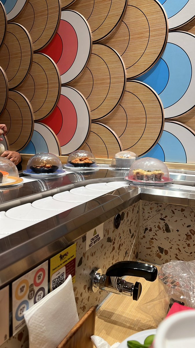 Makan sushi sendiri tuh ga dosa kan yah?!