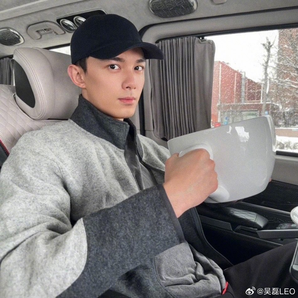 Allcbizmelons's tweet photo. #WuLei and his cup 🤣
#Cent https://t.co/0yJbPF0Nft