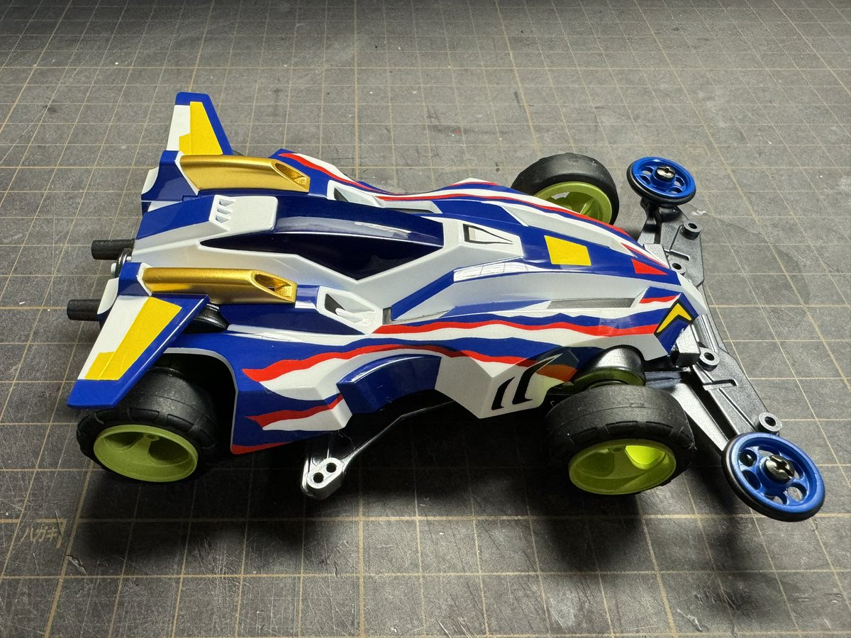 mini4wd_Q's tweet photo. アニメ版 ブレイジングマックス 完成しました！
ロゴや文字が省略されたアニメ版を再現し、ホイールやローラーも塗装しました。
時々描写があったシャーシ後方のダクトも増設しており、徹底的に再現しています。
#mini4wd #ミニ四駆 #ブレイジングマックス https://t.co/8Met3ofnqf