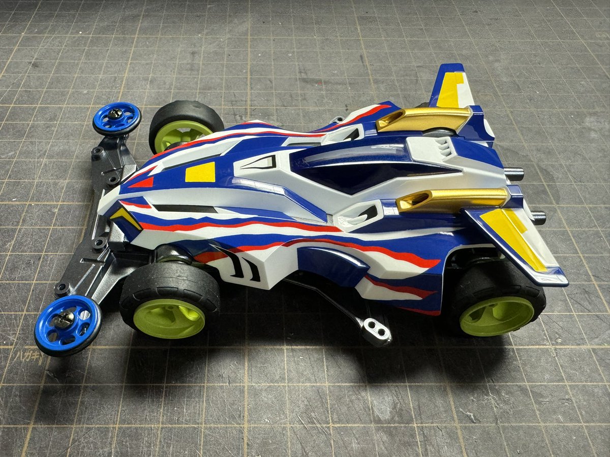 mini4wd_Q's tweet photo. アニメ版 ブレイジングマックス 完成しました！
ロゴや文字が省略されたアニメ版を再現し、ホイールやローラーも塗装しました。
時々描写があったシャーシ後方のダクトも増設しており、徹底的に再現しています。
#mini4wd #ミニ四駆 #ブレイジングマックス https://t.co/8Met3ofnqf