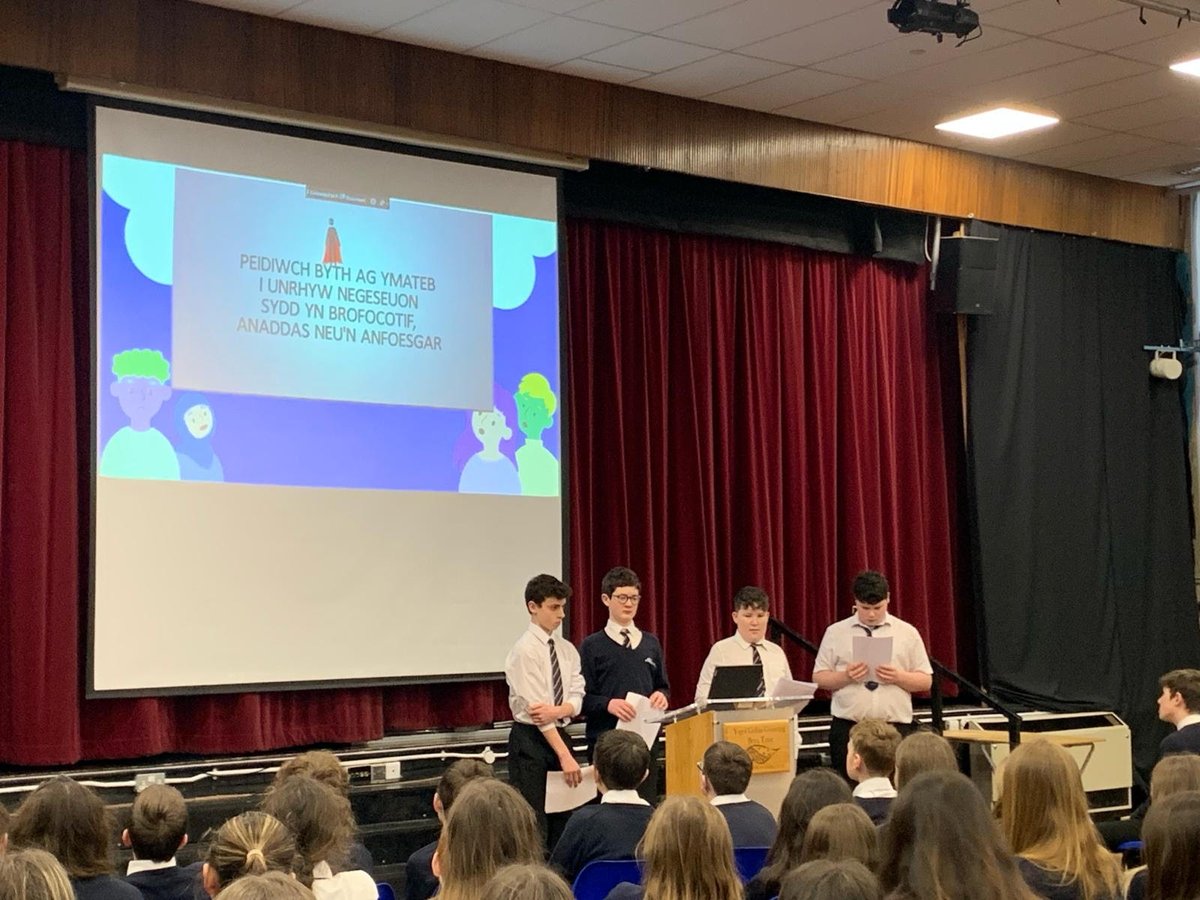 Diolch enfawr i Mr Pugh a'r Cyngor Digidol am gyflwyno gwasanaeth amserol yn trafod diogelwch ar y we bore 'ma! A huge thanks to Mr Pugh and the digital council for raising awareness of #SaferInternetDay with years 7 and 8 in the morning assembly <a href="/bryntawe/">Ysgol Bryn Tawe</a> #teuluBT
