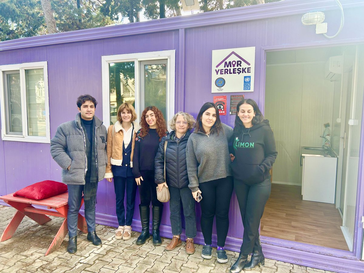 Defne Harbiye de kadınlara umut olan #MorYerleşke’yi ⁦<a href="/LimonDernek/">Limon Psikososyal Destek</a>⁩’le ziyaret ettik emeklerine sağlık ⁦<a href="/tkdfederasyon/">Türkiye Kadın Dernekleri Federasyonu</a>⁩ #CananGüllü 💜 #Hatay #DepremiUnutmaUnutturma