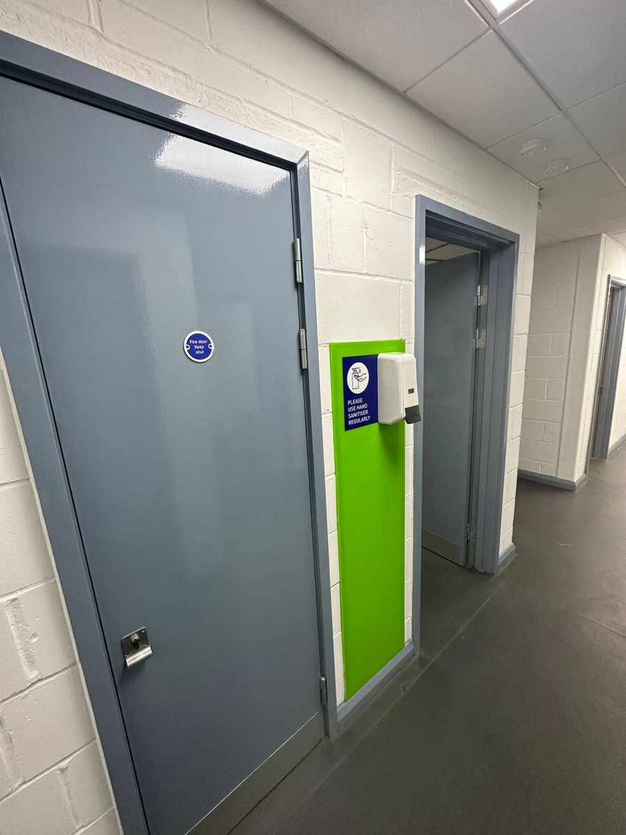 simplecleanuk's tweet photo. 👉 Another building on this site was ✅ finished by the Simple Clean painting teams🎨. Full internal redecoration including corridors, woodwork, doors and full-height reception areas.📲 020 8916 2237
#simpleclean #commercial #painting #property #landlords #building #flats https://t.co/kmJ9Yh1iCH