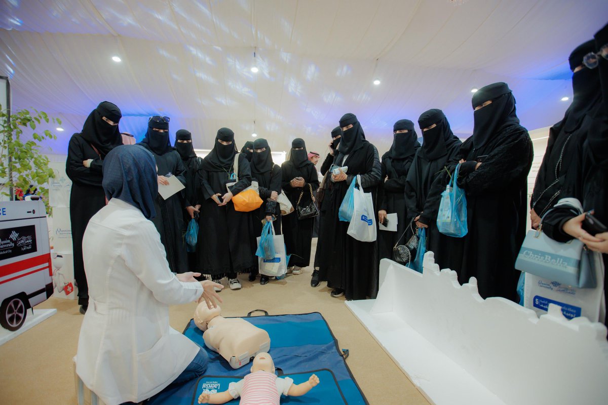 QassimUniv1's tweet photo. استقبلت برامج الحملة عدد من الزوار وطلبة المدارس في مقر الحملة خلال الفترة الصباحية من اليوم الثالث، والاستفادة من الخدمات التثقيفية والطبية والعلاجية والتوعوية.

#جامعة_القصيم
#توعية_وصحة_وتثقيف https://t.co/BhNKnBbh0C