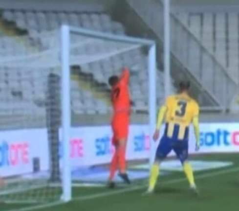 Giorgos_APOELFC's tweet photo. To VAR στην Κύπρο είδε το ένα και όχι το άλλο....... https://t.co/jLmr0xfaWL