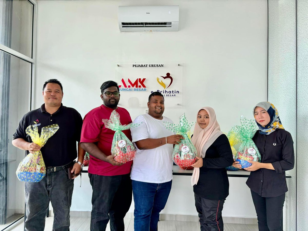 Sahabat-sahabat saya dari Eprihatin SB dan AMK Cabang Sungai Besar mewakili saya menyerahkan sumbangan berbentuk hamper kepada 3 sekolah sebanyak 45 set untuk Majlis Apresiasi sekolah masing-masing. #amksungaibesar #eprihatinsungaibesar #KitaSelangor #MalaysiaMadani