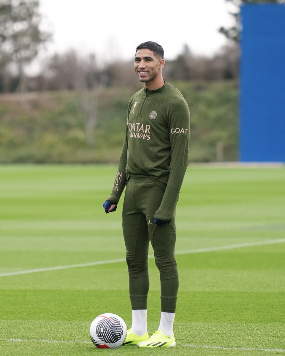 PSG_inside's tweet photo. Le retour d’@AchrafHakimi au Campus PSG ❤️💙 https://t.co/SO97NnGI7s