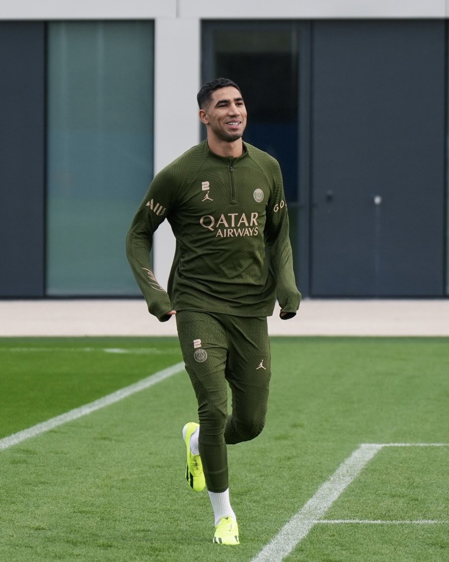 PSG_inside's tweet photo. Le retour d’@AchrafHakimi au Campus PSG ❤️💙 https://t.co/SO97NnGI7s