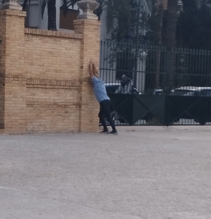 Guidorg's tweet image. Bello gesto de este señor, primero sostuvo el muro para que no se cayera encima de alguien, luego enderezó el letrero. 👏🏽👏🏽