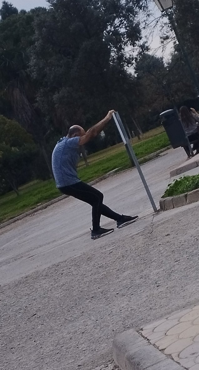 Guidorg's tweet image. Bello gesto de este señor, primero sostuvo el muro para que no se cayera encima de alguien, luego enderezó el letrero. 👏🏽👏🏽