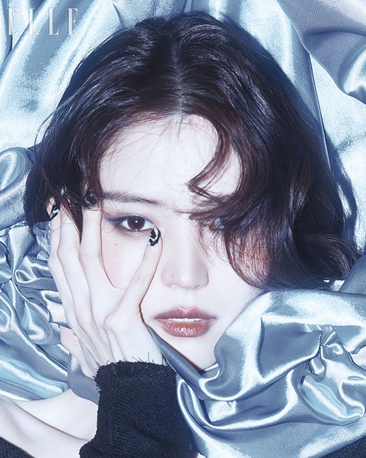 tulhips's tweet photo. Radiating timeless allure, the captivating gaze of her beautifully sharp eyes embodies a refined sophistication, elevating the photo to a level of undeniable class. https://t.co/agICEGntsa