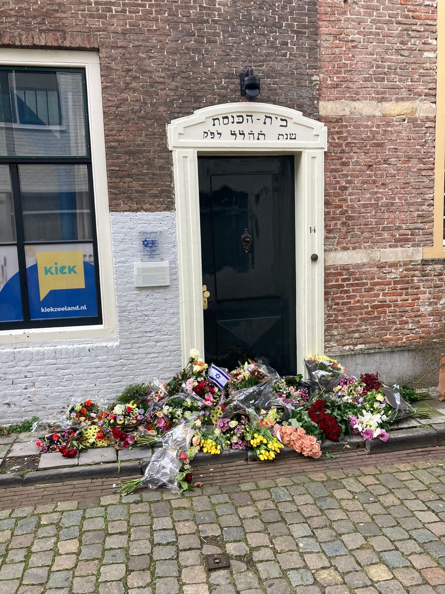 It's heartwarming to see such a powerful display of solidarity in Middelburg. In the face of antisemitism, locals responded by adorning the entrance of the synagogue with flowers ❤ This act of kindness comes in the wake of the reprehensible defacement with swastikas 2 days ago.