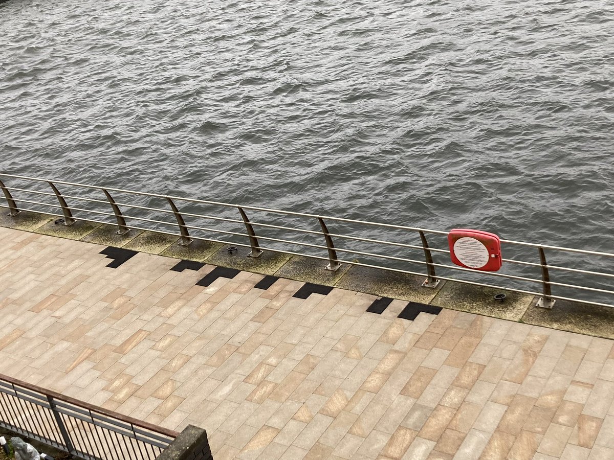 gdlink's tweet image. #StreetScars
Swansea’s contribution along a 10 year old expensively laid quayside next to the Prince of Wales dock in SA1 development - told it’s a temporary repair ??