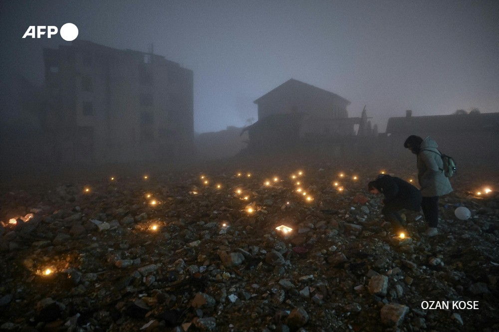 Ravaged by grief, bearing torches and holding up portraits of their lost families, thousands of earthquake survivors gather in the pre-dawn hours for the first anniversary of Turkey's worst disaster of modern times. @AFP report from Antakya u.afp.com/5pt9