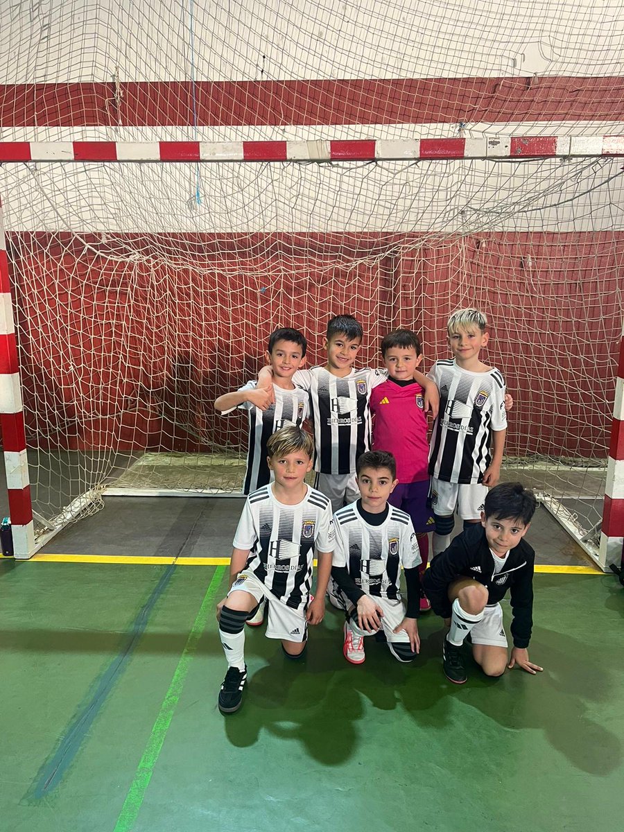 🌟 ¡Los campeones del mañana están aquí hoy! 🌟
Cada sonrisa, cada esfuerzo y cada momento compartido en el campo son un primer paso. Pero primero toca aprender, hacer amigos y descubrir que esto es un juego🏆✨ #Crecerdeblancoynegro