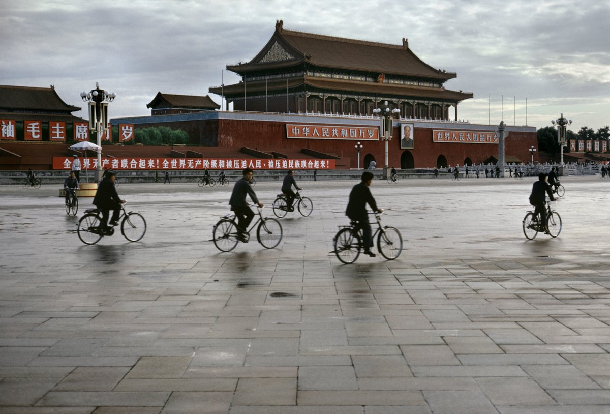 'Of the Western photographers who came to China, few really got to the heart of the country as Barbey did.” Writer Jean Loh reflects on the power of Bruno Barbey’s pioneering color photography in China: bit.ly/3HPpmMt © Bruno Barbey / Magnum Photos