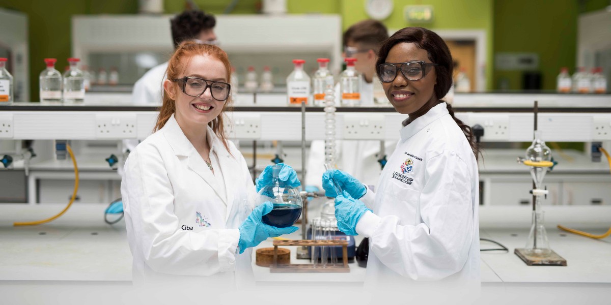 UniStrathclyde's tweet image. Introducing our NEW Masters Course: MSc Chemistry with Data Science! ⚗️📊

Graduates blend traditional chemistry expertise with #DataAnalysis proficiency, becoming highly sought after in various industries. Learn more 👉 brnw.ch/21wGIuO

#ChemistryDataScience