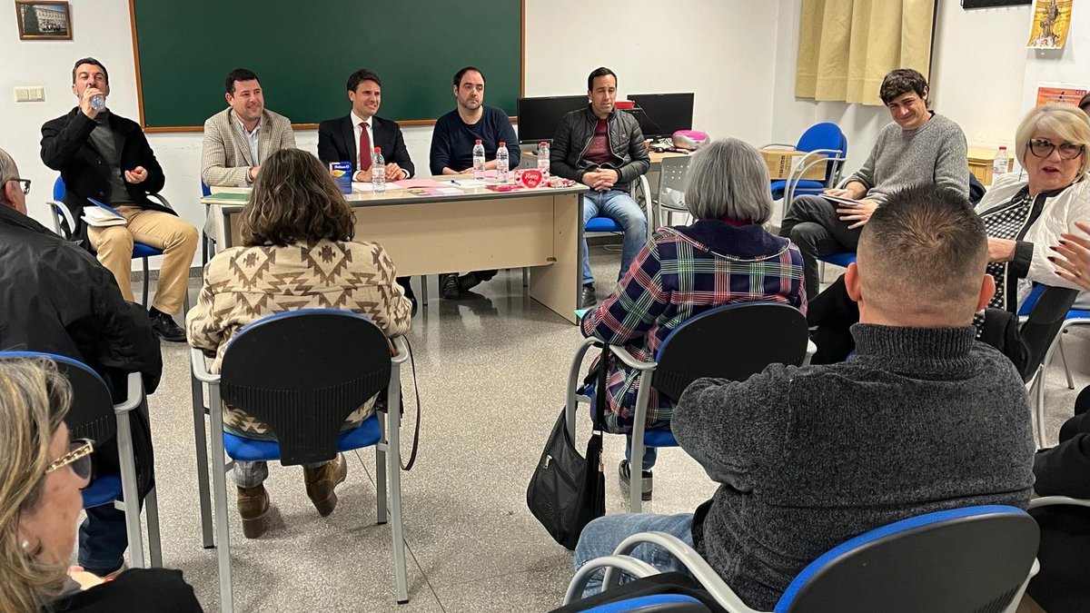 DecideMolina's tweet photo. 🙋‍♂️Ayer tuvimos la primera de las reuniones del Programa "Tu Ayuntamiento, más cerca". Representantes de la #JuntaDeZona1 expusieron al alcalde @jangelalfonso, a @antoniomarsanz y al resto de concejales, las inquietudes de la #Zona1 sobre diversos temas 😃

#PiensaMolina #PsPs https://t.co/AxRaR1uABa