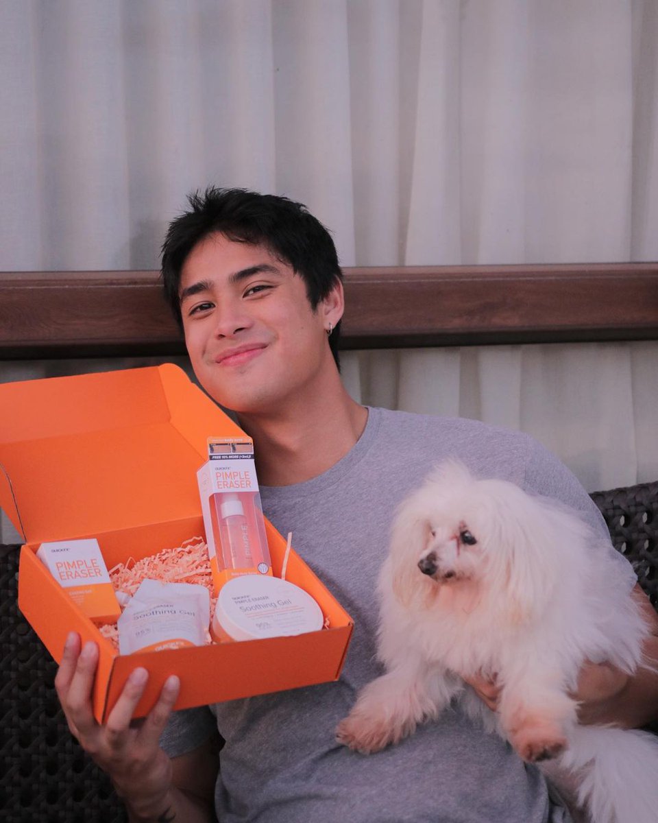 DonBelleOFC's tweet photo. 060224 • @donnypangilinan's IG UPDATE! 

"Starting this month with clear-skin swagger, and saying bye to body acne SO FAST - the QUICKFX way 💪 

Keep you clear skin game on point with Pimple Eraser line! 🧡 Get them now at @.watsonsph 
#QUICKFX #PimplesErased #PimpleEraserBodyAcne" 

#DonnyPangilinan