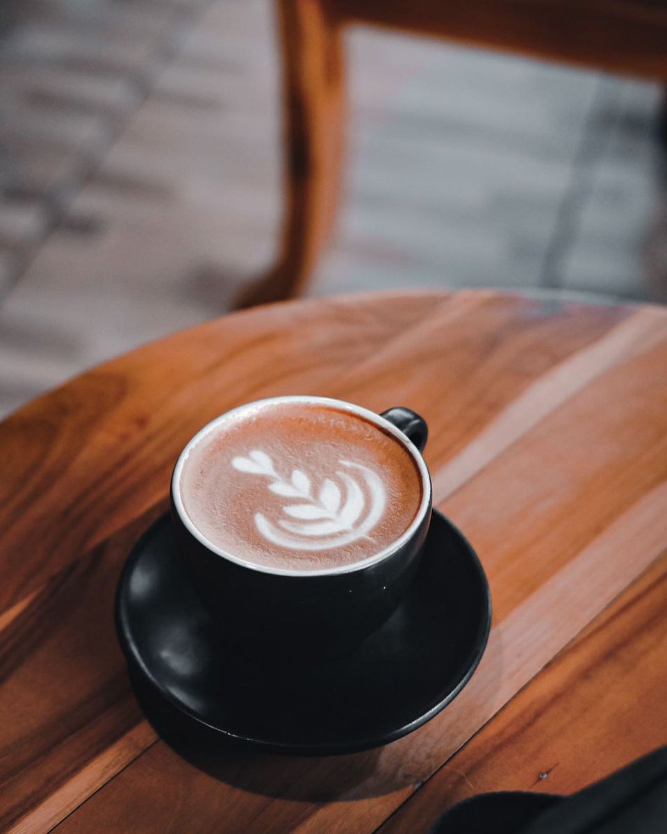 Menikmati pagi dengan secangkir Kopi Pahit Nikmat, sumber semangat sehari-hari.