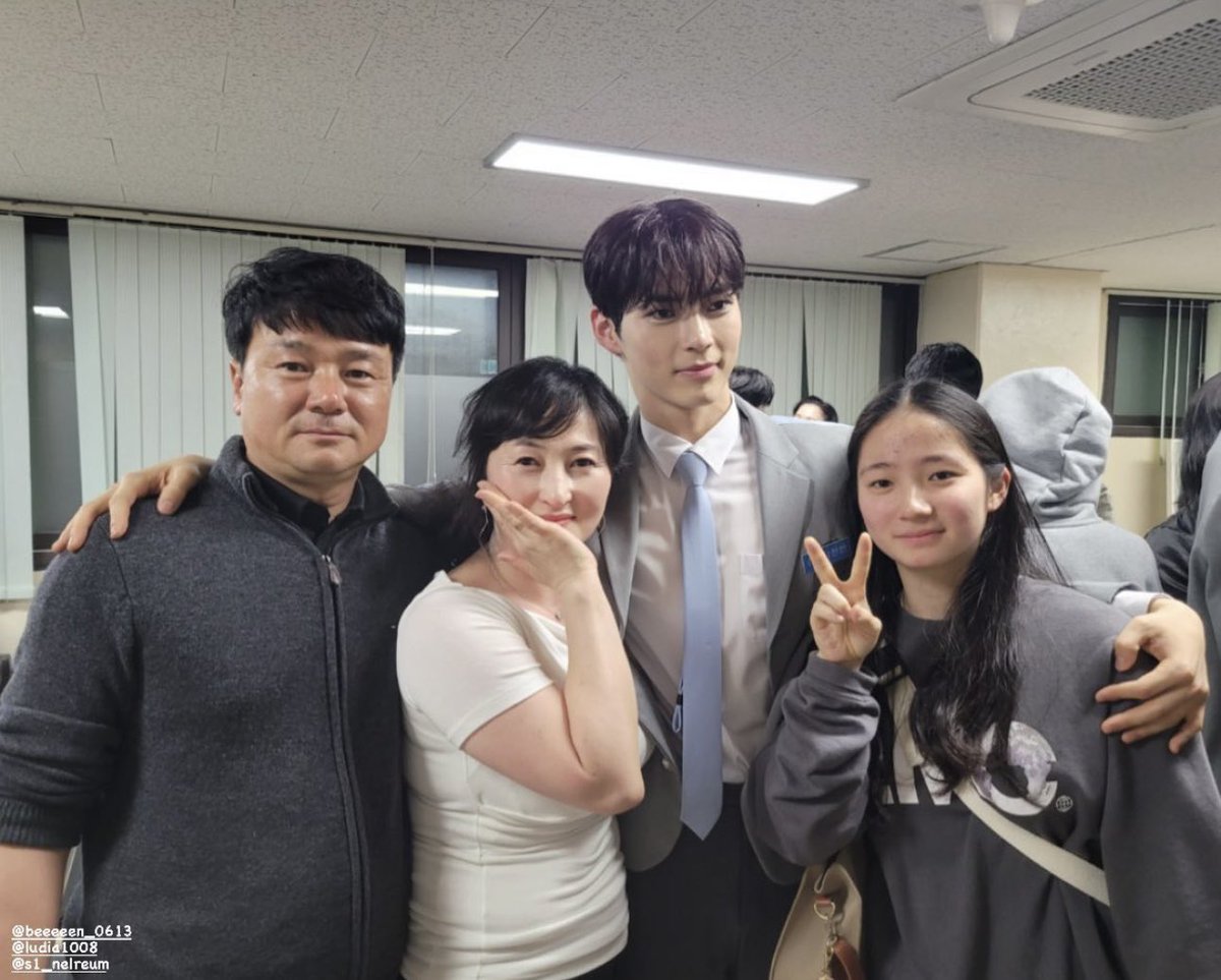 shbcloud's tweet photo. sung family is always there to support each other they’re so lovely 🥹🫶🏼 https://t.co/E8M9Lu4QS1