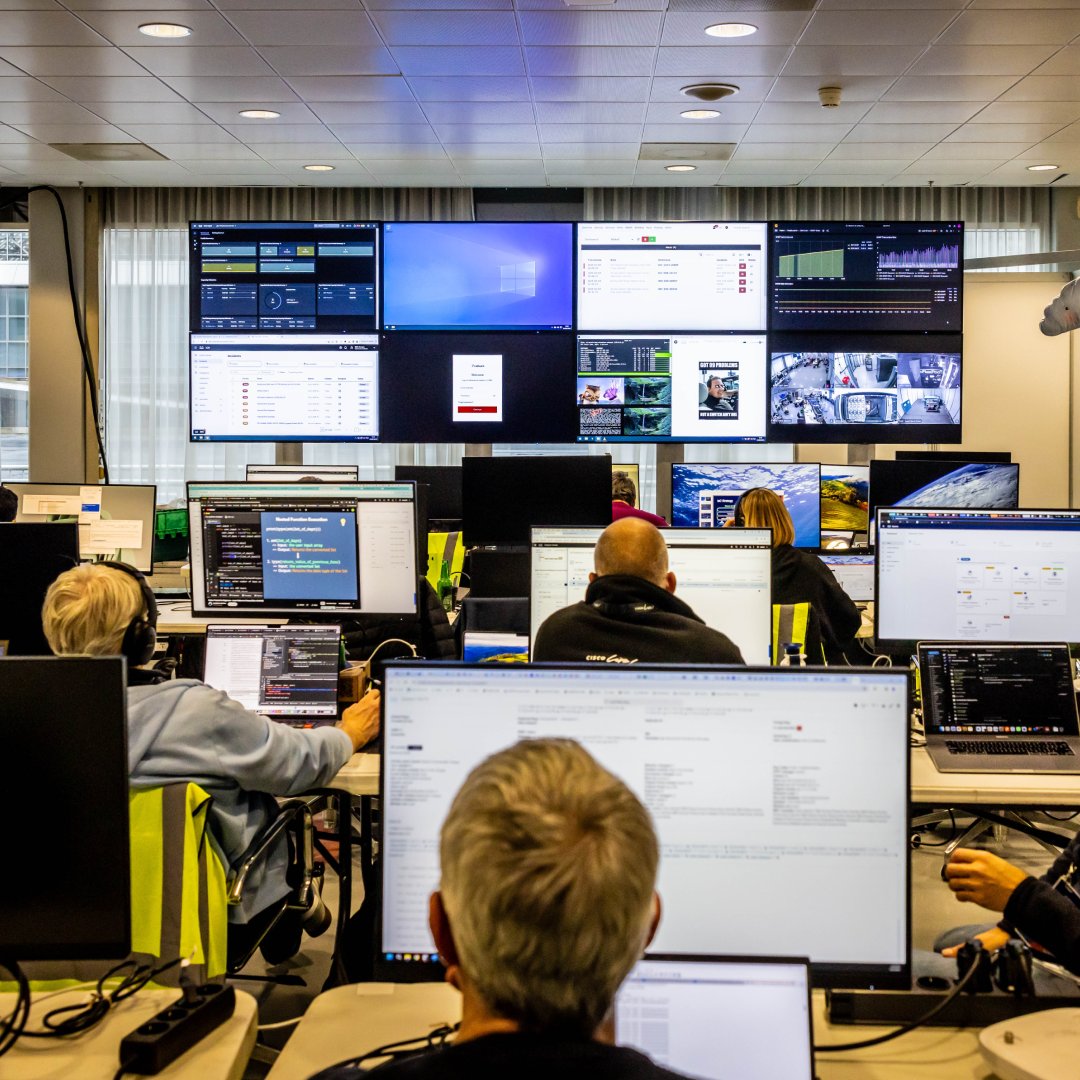 CiscoLiveEMEA's tweet photo. Did you know that the Cisco Live Networking Operations Center is staffed by a diverse group of 60 incredible talented volunteers from Cisco? They make the network work - and we couldn't appreciate their efforts more ❤️ #CiscoLiveEMEA #NOCrocks https://t.co/BeO1bi1NJW