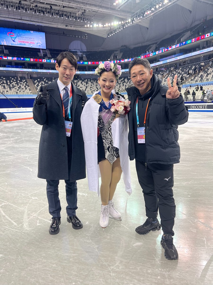 ✴トレーナー活動報告✴

1月30日～2月4日まで中国の上海でフィギュアスケート四大陸選手権大会が開催されました😊

女子シングルでは本校卒業生の出水トレーナーがサポートしている渡辺倫果選手が見事銅メダルを獲得しました😆

帰国した出水トレーナーから写真を頂きましたので、投稿致します✴