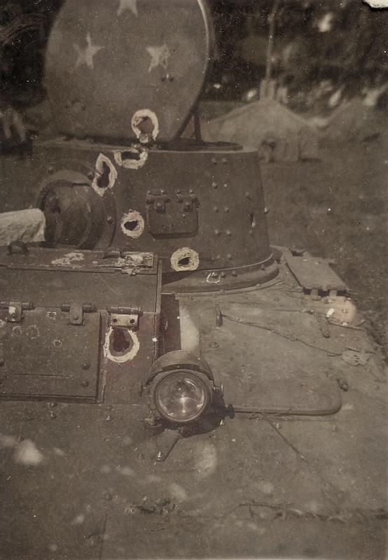 痛ってえな！
ちょっと、
お洒落かと思って、ハッチに黄色い星を三つ描いたら、将官車だとでも思ったのか、いきなり撃ち込んできやがった。
敵ながら、集中弾、いい腕してやがんなぁ。
致命傷は無いけど、修理後送だよ。まったく。
九四TK。